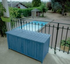 Coffre de rangement, Bois lasuré couleur bleue, 0.50 x 1.30 m, 0.65m²